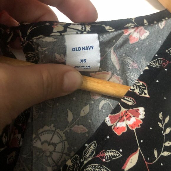 Old Navy Sz XS Black Floral Rayon Flutter Sleeve Open Back Romper w/ Pockets - Picture 4 of 9